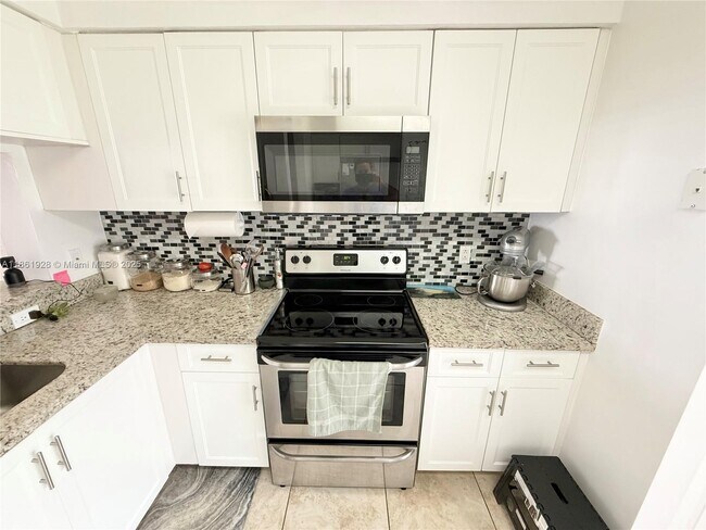 Foto del edificio - 70 Whitehead Cir