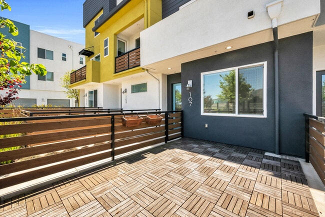 Building Photo - 107 Silang St