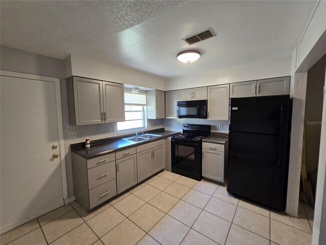 Foto del edificio - 5665 Struthers Ct