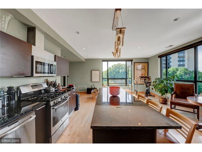 Foto del edificio - 3116 W Lake St