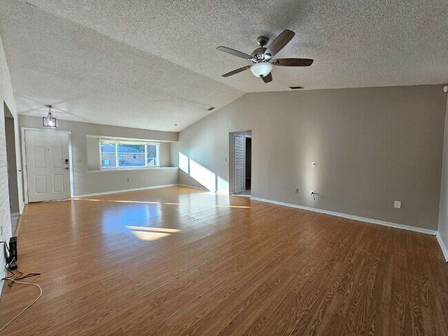 Foto del edificio - 819 Glencove Ave NW