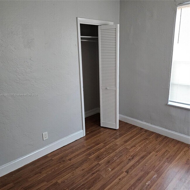 Building Photo - 2107 Plunkett St
