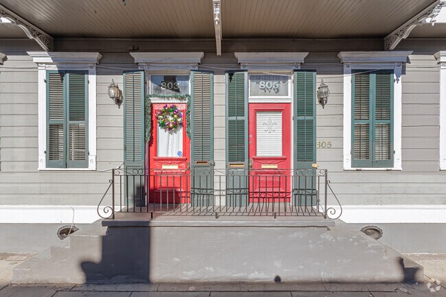 Entrance - 803-809 Burgundy St