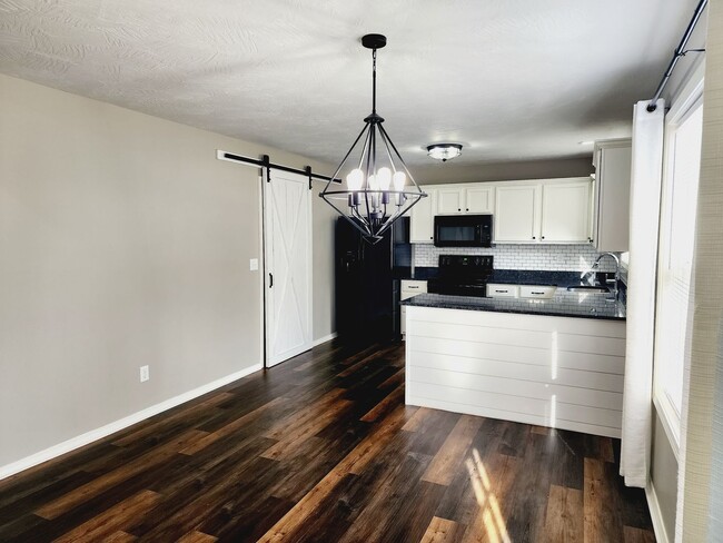 Foto del edificio - This Strafford Home Has It All ---