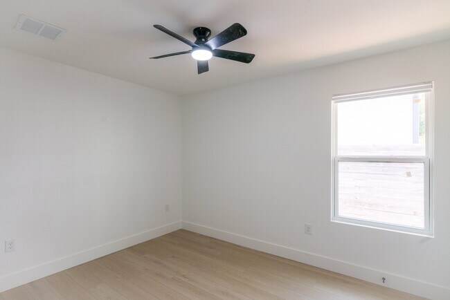 Foto del edificio - 1142 Mansell Ave