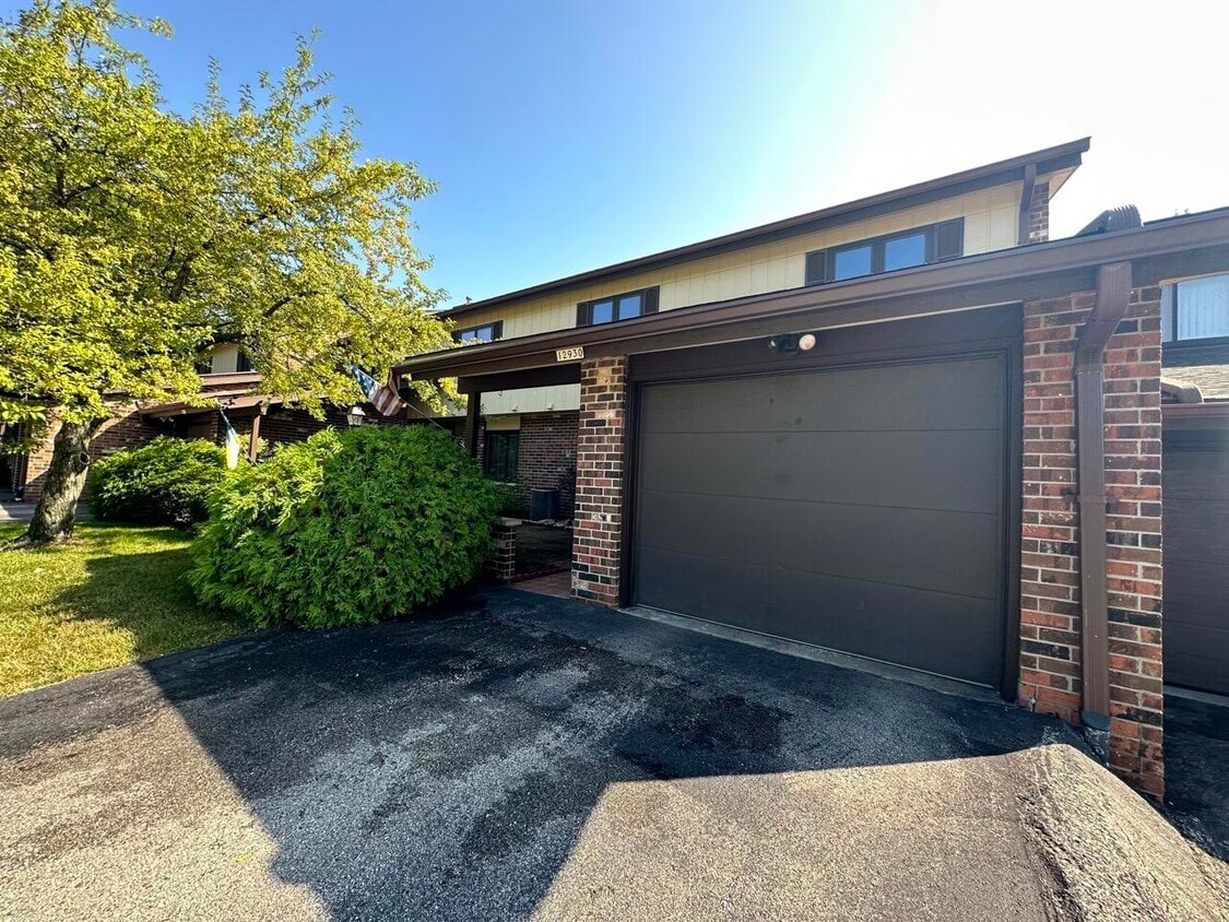 12930 N Colony Dr, Mequon, WI 53097 Condo for Rent in Mequon, WI