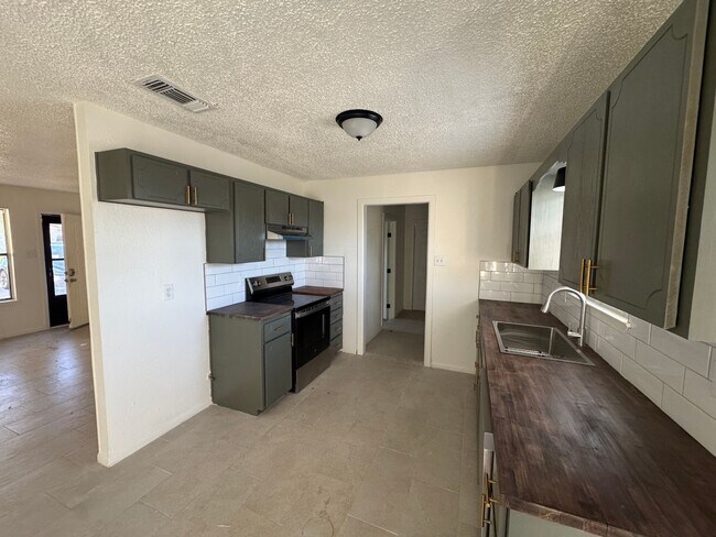 Foto del edificio - Beautifully Remodeled 4-Bedroom Home with ...