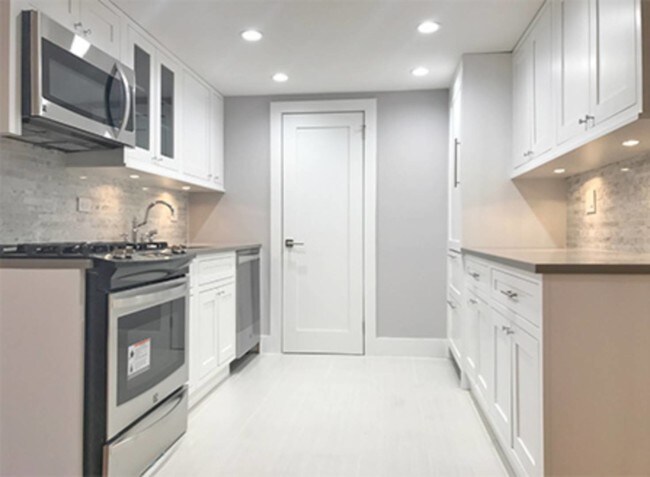 Building Photo - 169 W 95th St