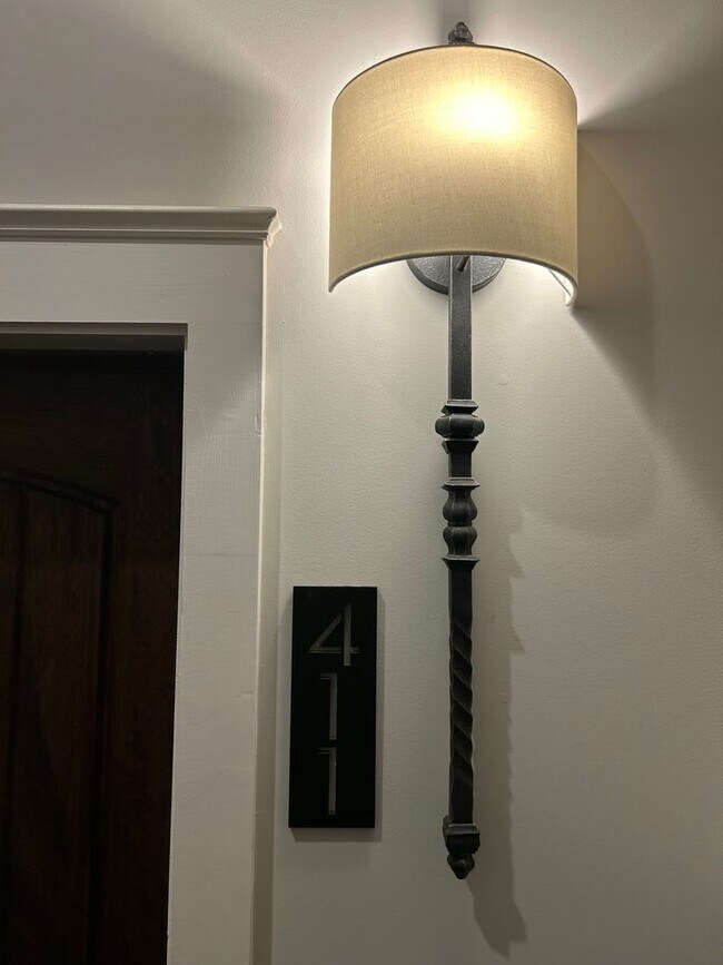 Foto del edificio - Beautifully Furnished 1/1 Apartment in Downtown Broad St.- $2,350