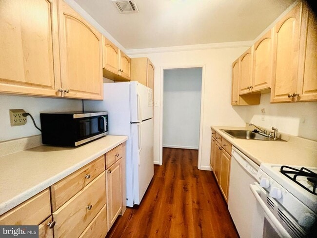 Foto del edificio - 10570 Twin Rivers Rd