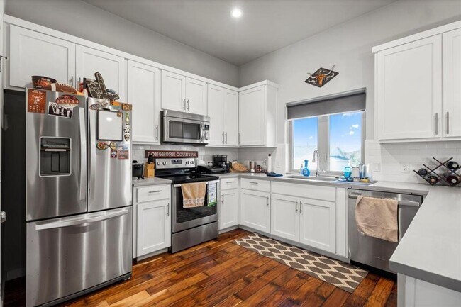 Foto del edificio - 15202 Cavalier Canyon Dr