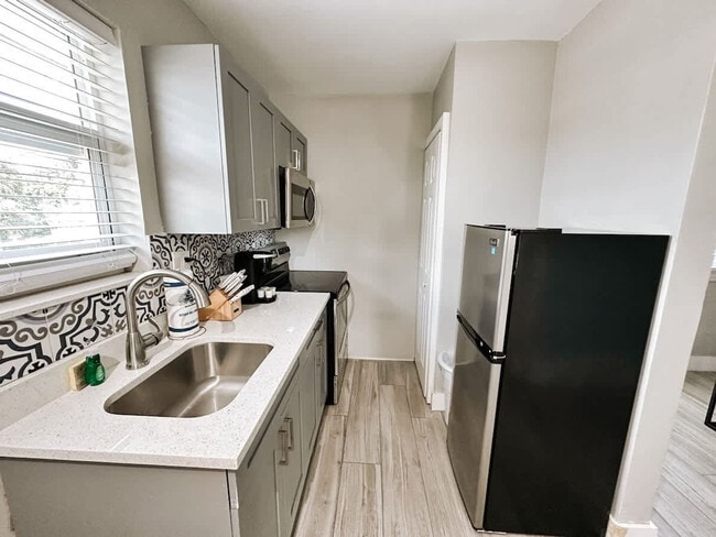 Building Photo - 50 Davie Blvd