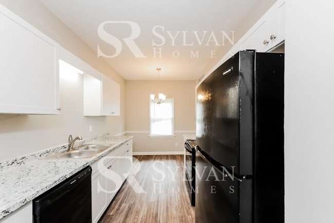 Foto del edificio - Charming 2BR Brick Haven Awaits You