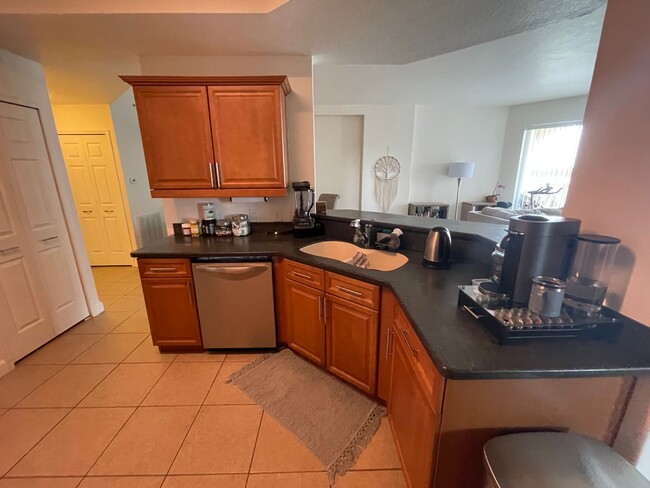 Building Photo - 3 Bedroom/2 Bathroom 6th floor unit at Pro...