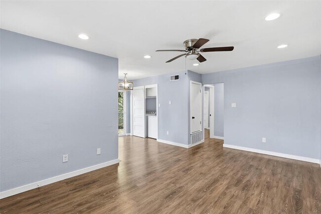 Foto del edificio - 6002 Tracy Lynn Ln