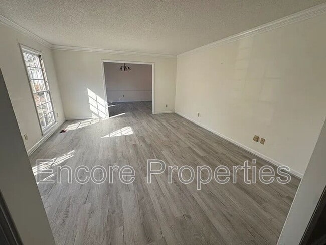 Building Photo - 2102 Oakcrest Ct
