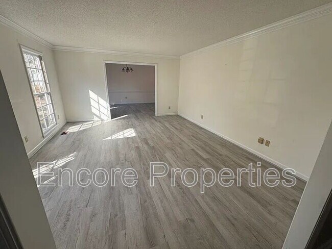 Foto del edificio - 2102 Oakcrest Ct