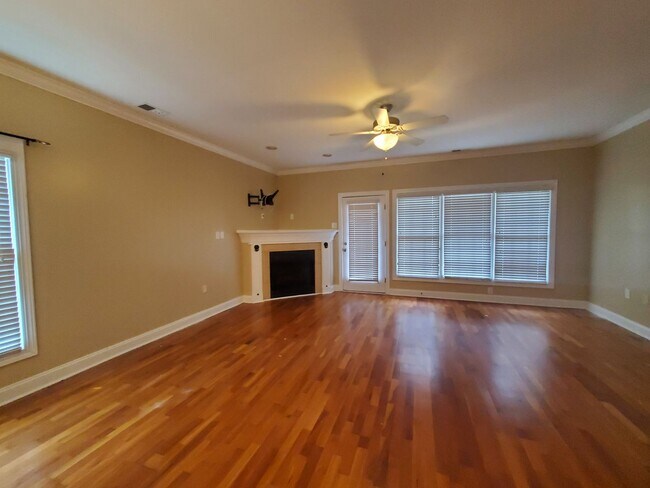Foto del edificio - 1323 Woodland Dr