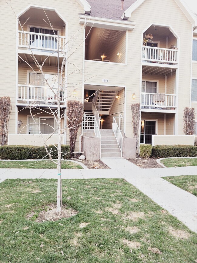 Building Photo - 1212 E Waterside Cv