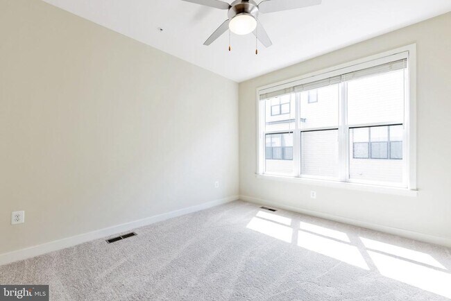 Foto del edificio - 16608 Crabbs Branch Way