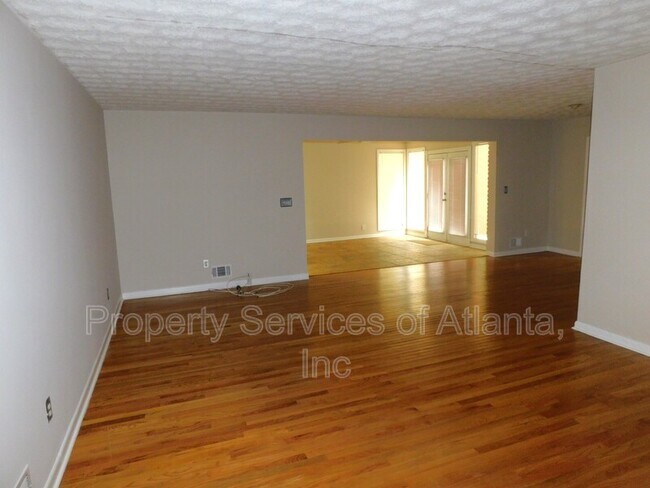 Foto del edificio - 626 Indian Hills Pkwy NE