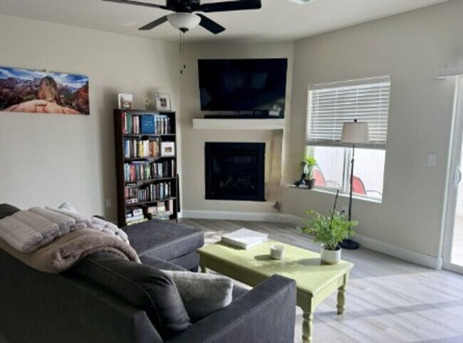 Foto del edificio - Beautiful 3 Bed/2.5 Bath Townhome For Rent!