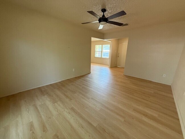 Foto del edificio - 1554 Mimosa Dr