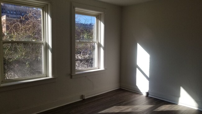 Building Photo - Fabulous Fully Remodeled 5 Bedroom House