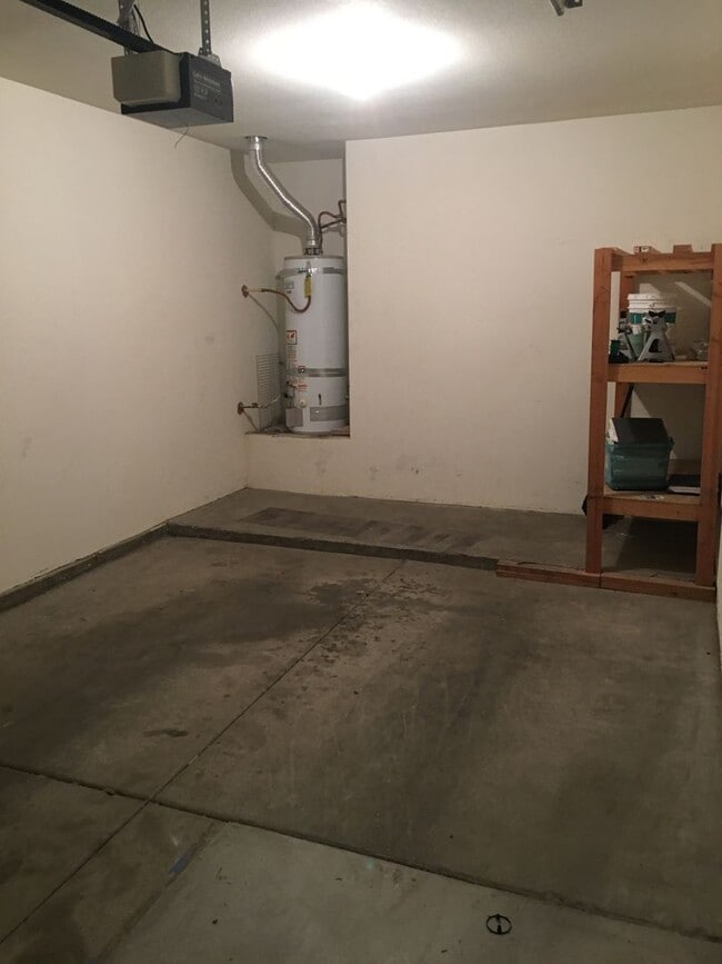 Building Photo - 2 bedroom 2 bath with 1 car garage and fir...