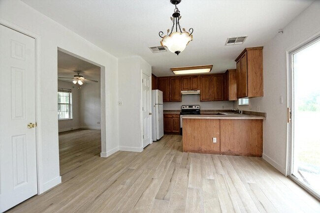 Building Photo - 716 Honeysuckle Dr