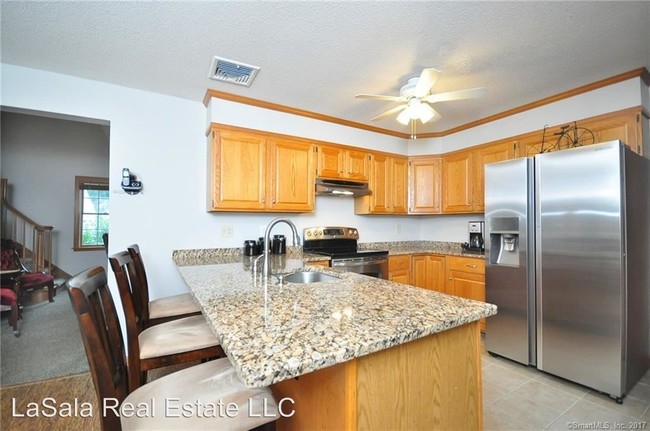 Building Photo - 621 Thompsonville Rd