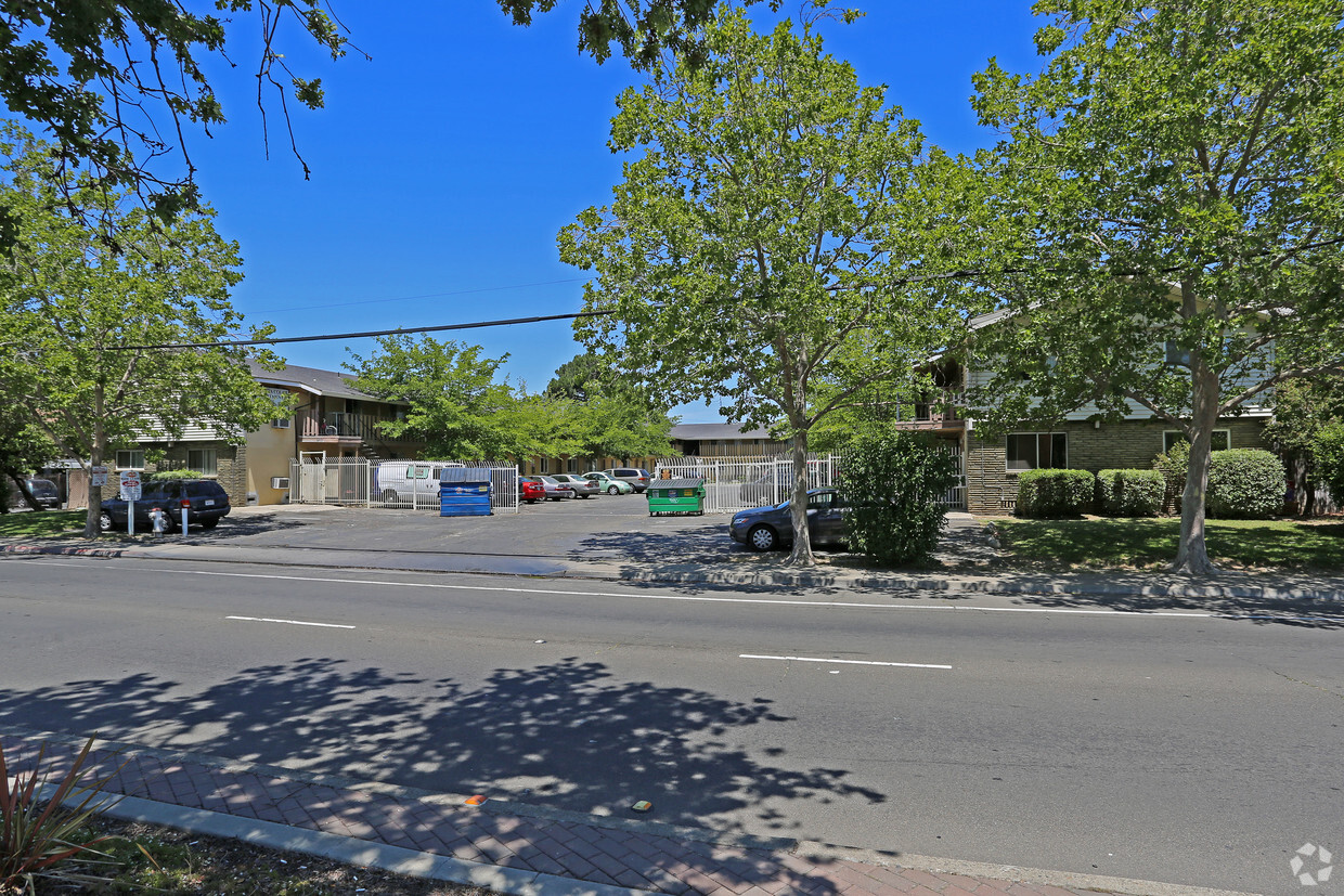 Building Photo - Sierra Court Apartments