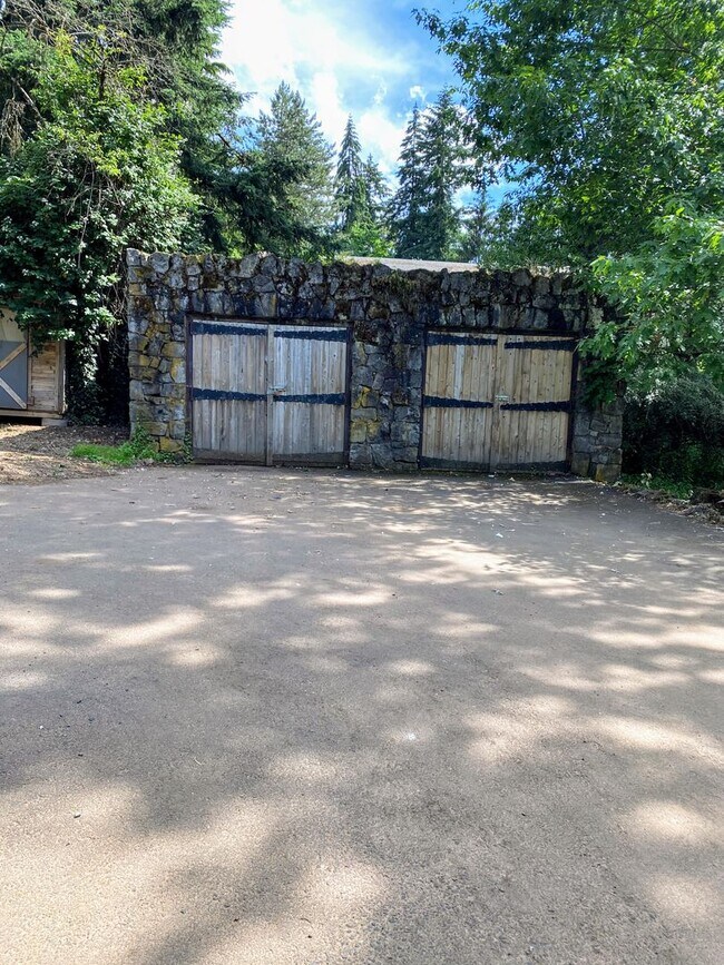 Building Photo - Nicely Renovated 2+ Bedroom, 1 Bath House ...