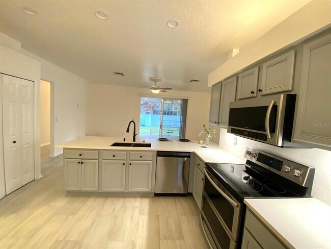 Foto del edificio - 3837 Fallscrest Cir