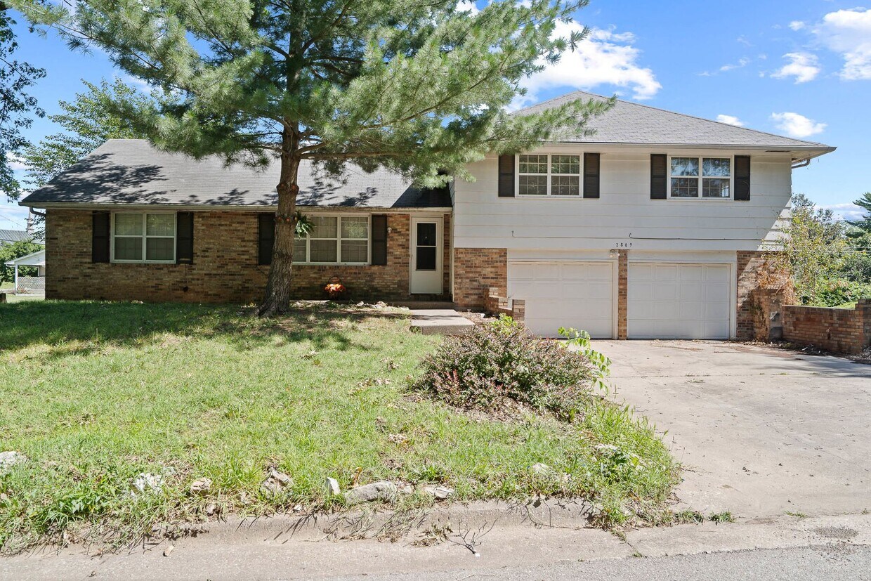 Foto principal - Charming & Newly Updated 2BR Duplex with F...