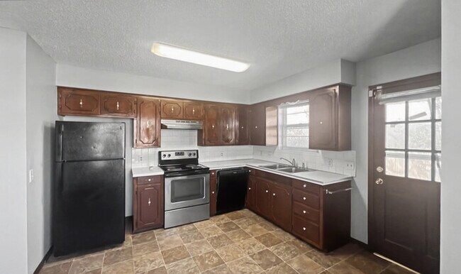 Foto del edificio - 3 Bed/2 Bath Condo with Garage / Pet-Friendly / Available Now!