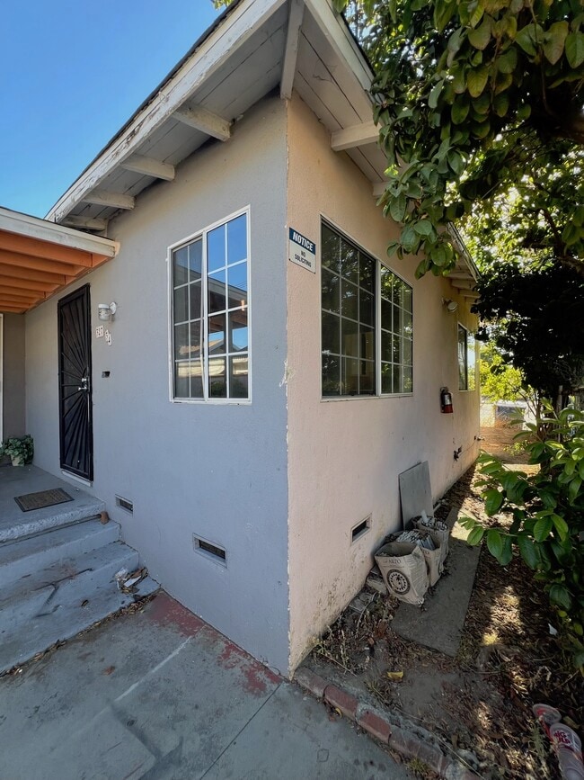 Corner unit 327 3/4 - 327 W D St