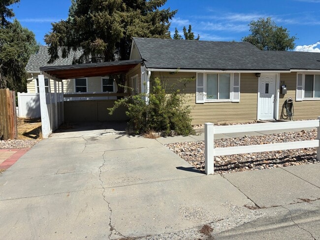 Building Photo - 911 Forest View Ave