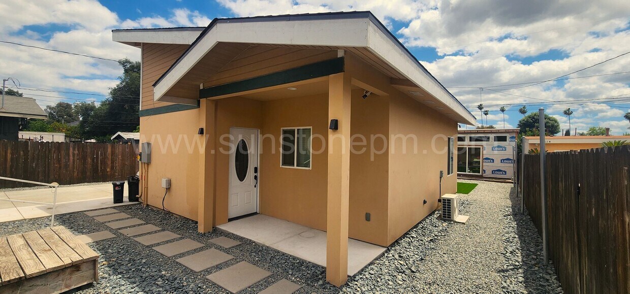 Primary Photo - 2 Bedroom, 1 bathroom