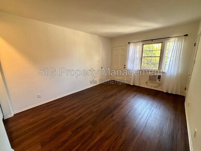 Foto del edificio - 4371 Sunset Dr
