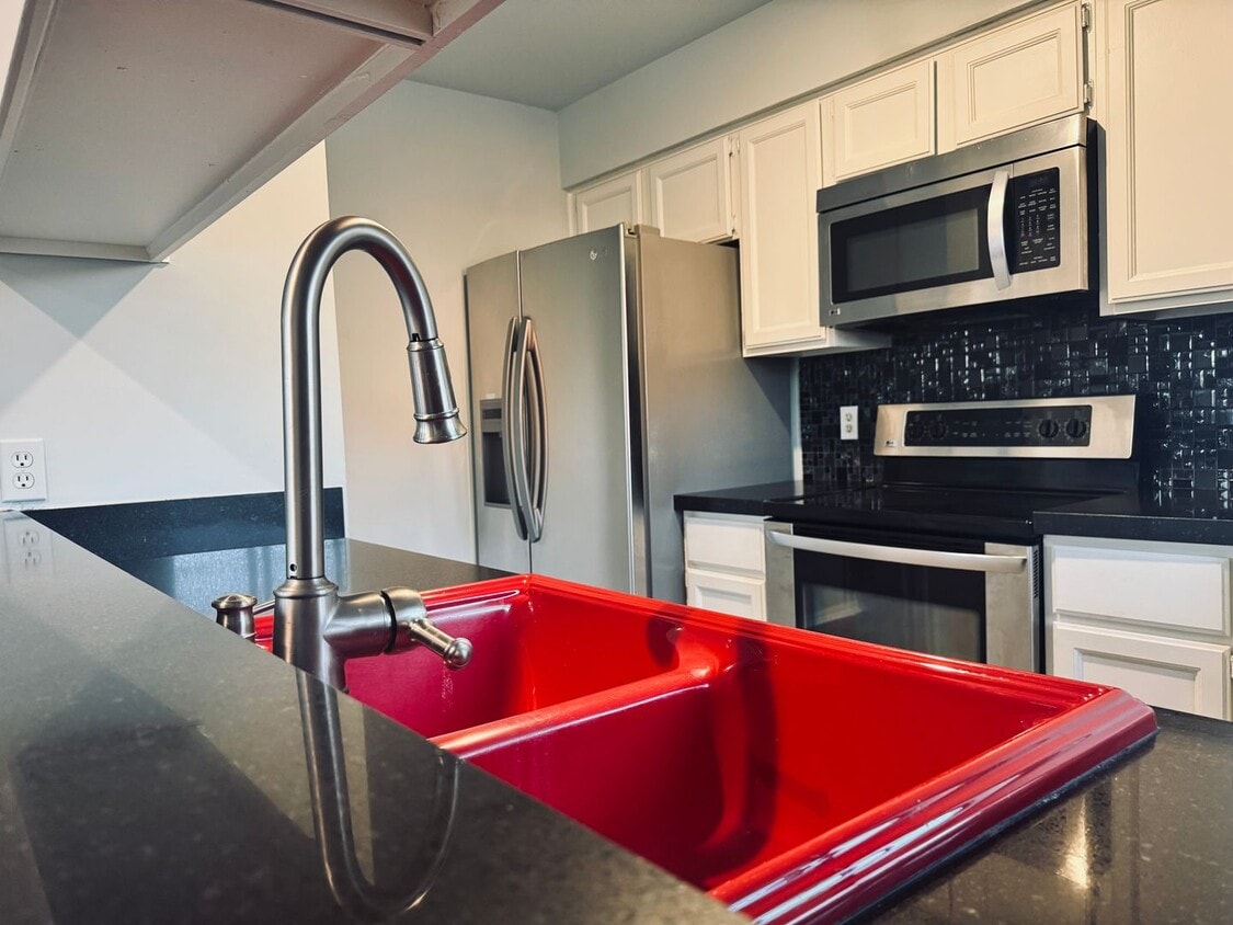 Beautifully Updated 2BR/2BA Condo in Gated Community – Modern Finishes & Pool Access - Beautifully Updated 2BR/2BA Condo in Gated Community – Modern Finishes & Pool Access