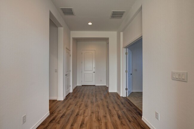 Building Photo - 3 bedroom 2 bathroom in Deep Well Ranch's ...