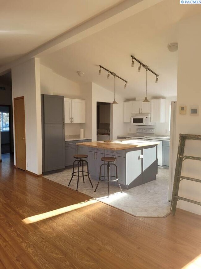 Foto del edificio - 205008 E 10th Ave