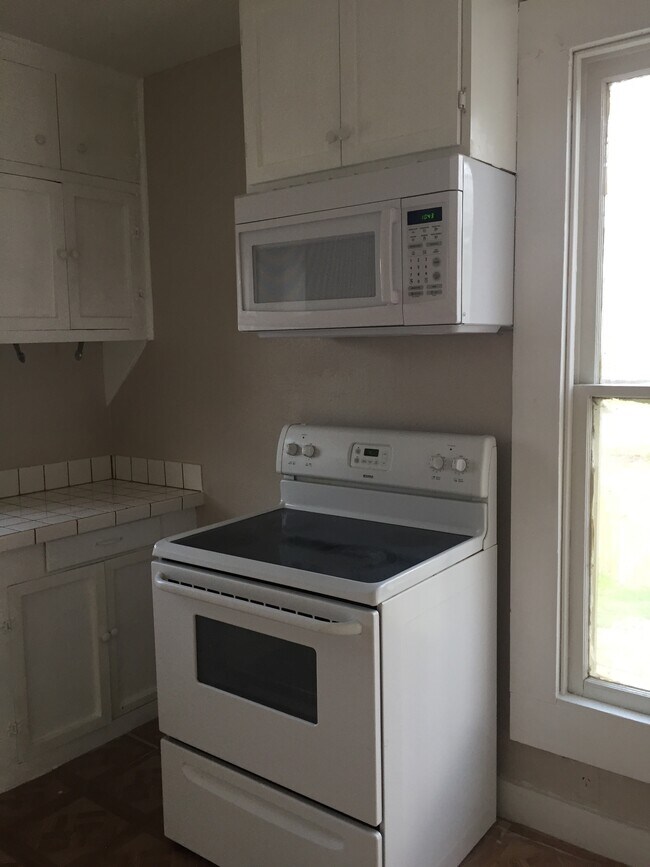 Building Photo - 821 Live Oak St