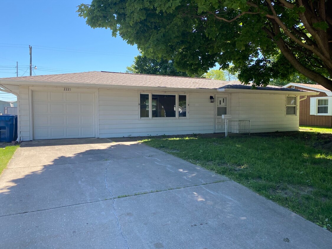 2221 8th St, Silvis, IL 61282 House Rental in Silvis, IL