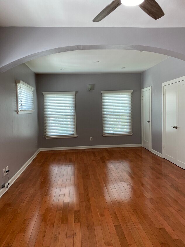 Living room - 2825 Hillcrest Dr