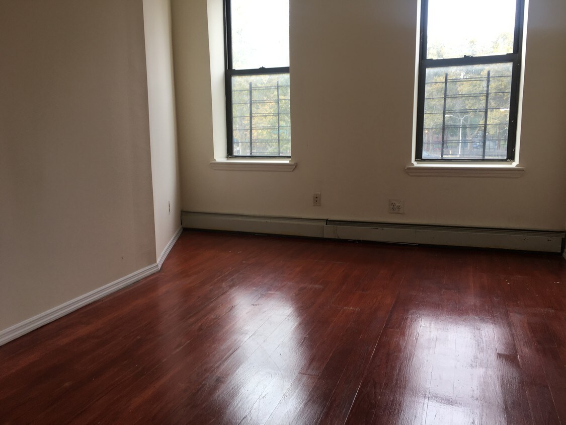 Foto principal - 245 Ralph Ave