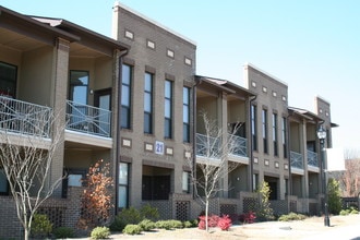 Building Photo - Artist Square