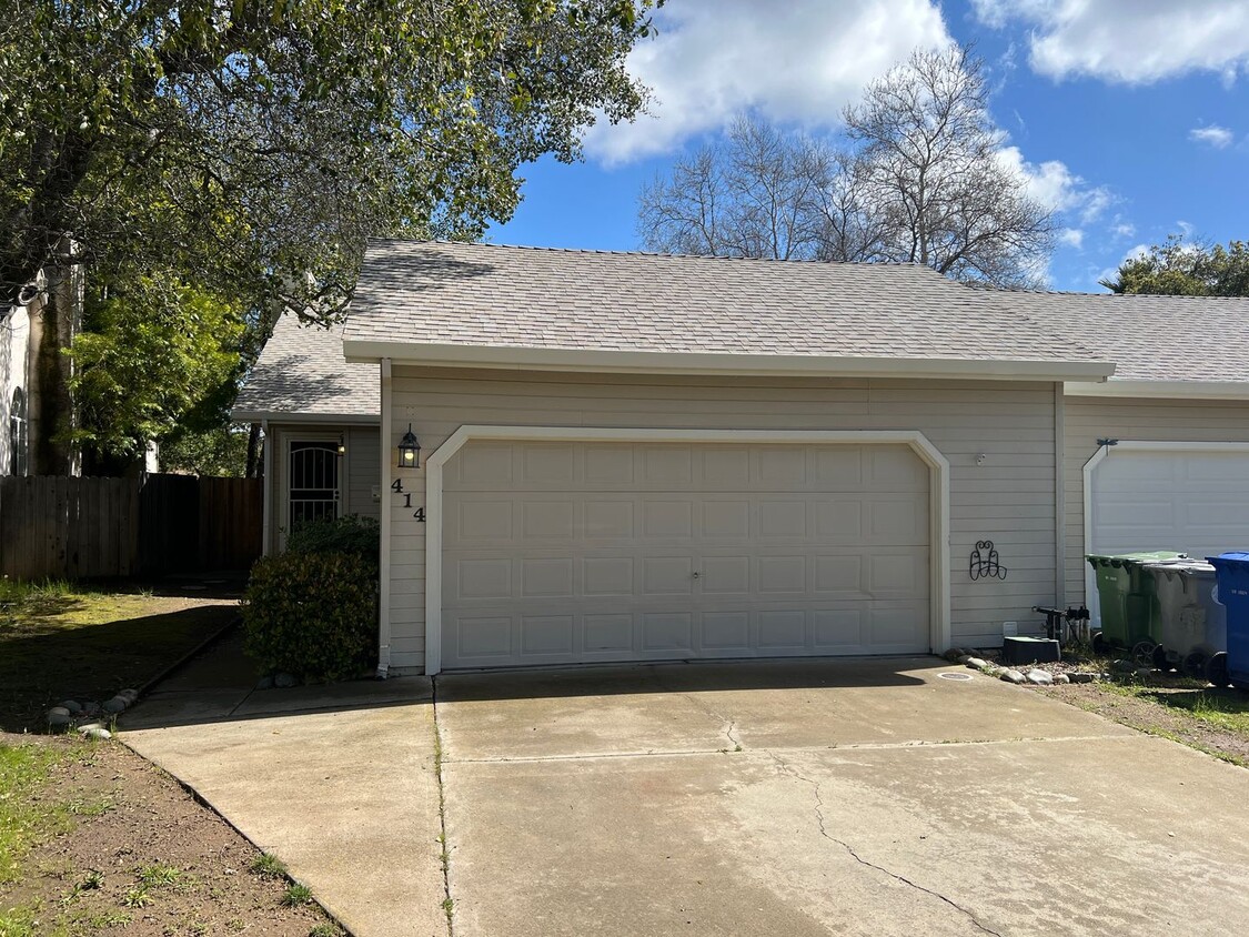 Primary Photo - Upgraded Duplex Located Near Parks, Folsom...