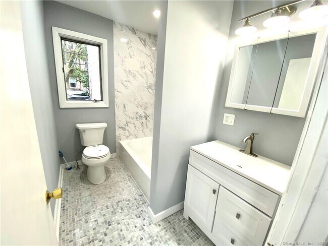 Building Photo - 18 Brown St